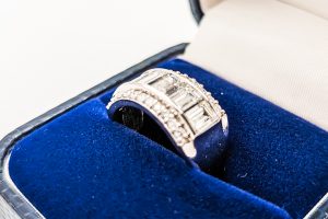 Emerald 6 stone with round brill plat (1)