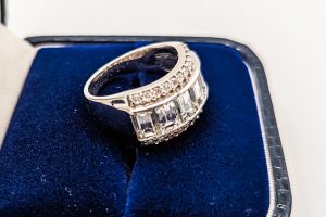 Emerald 6 stone with round brill plat (4)