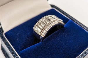 Emerald 6 stone with round brill plat (6)